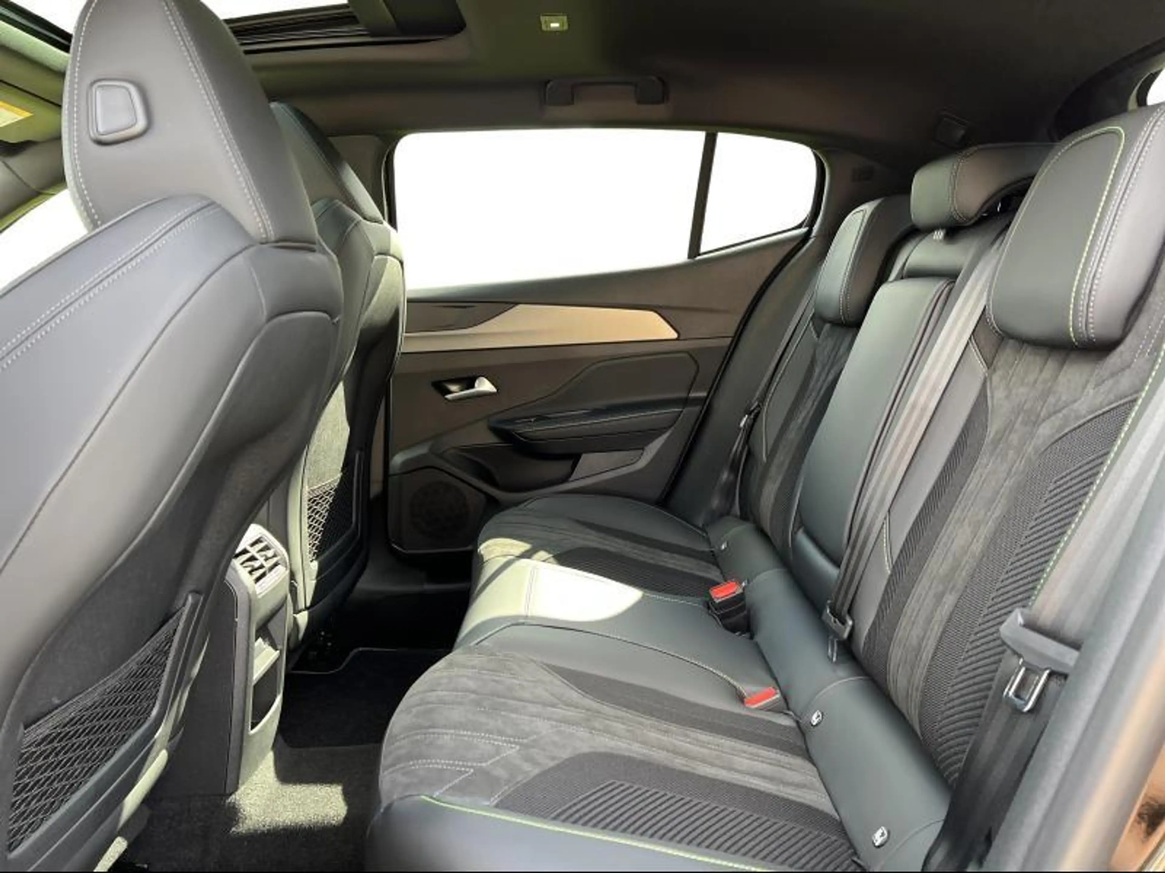 Peugeot 408 GT Hybrid 145 DCS6 — photo 9