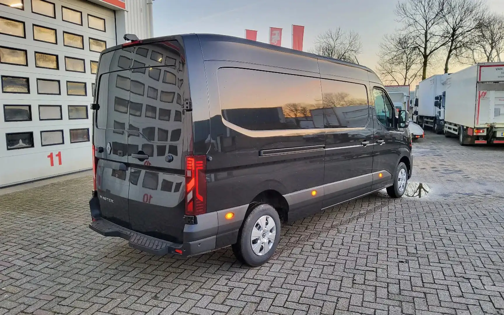 Renault Master 170.35 EURO 6 L3H2 ZWART METALLIC - TREKHAAK - V-4 Zwart - 2