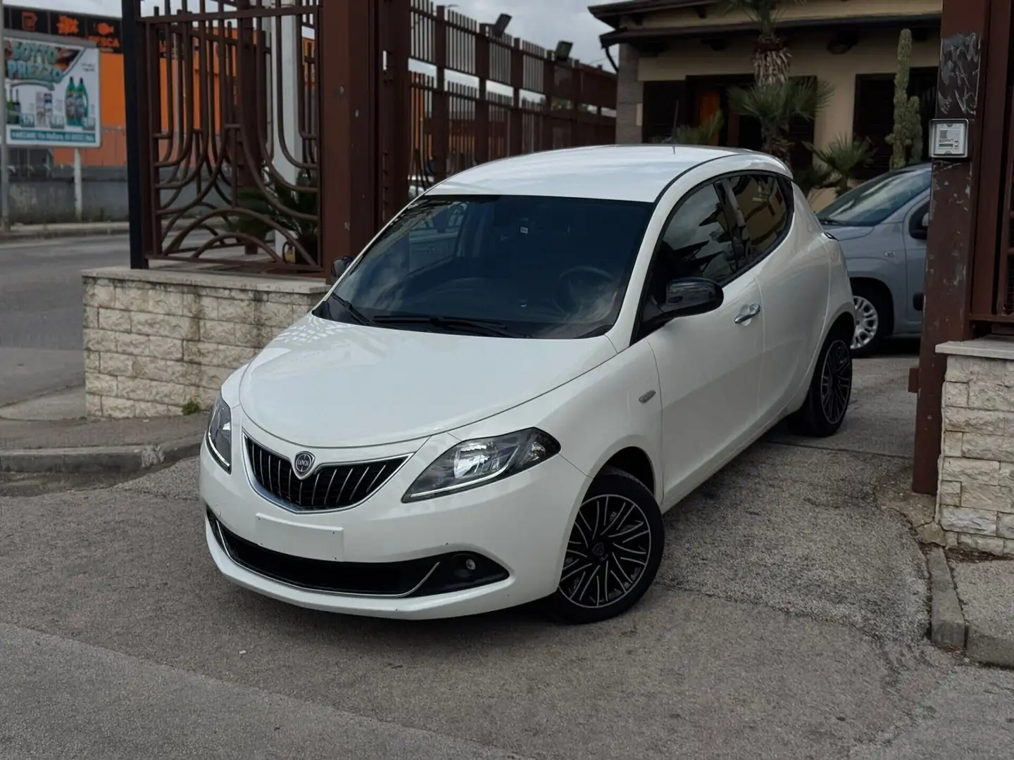 Lancia Ypsilon 1.0 FireFly 5 porte S&S Hybrid Gold Blanco - 2