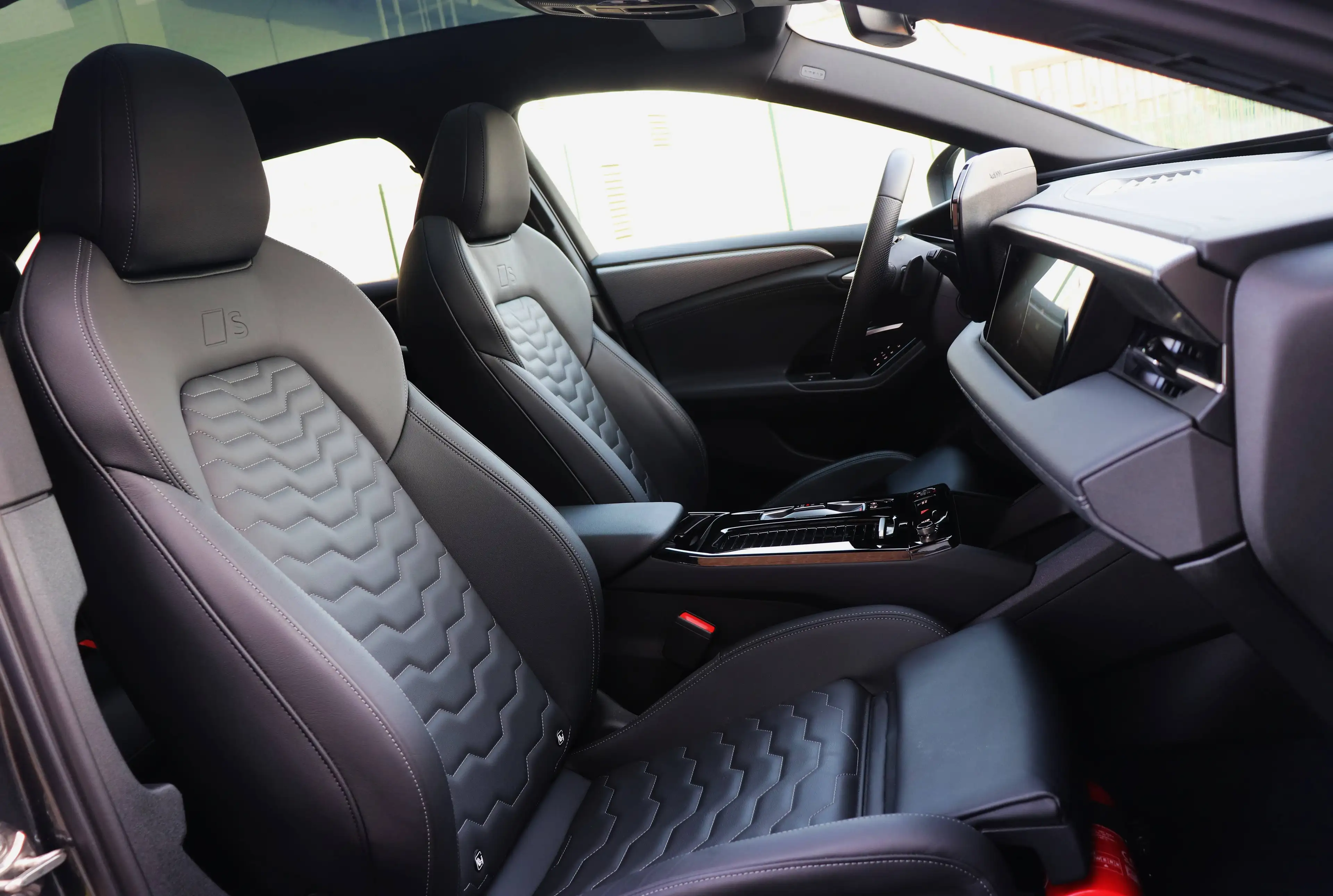 Audi S6 e-tron Avant 100 kW Quattro - SoftClose/BlindSpot/360/Towbar/21"/SOH=97% — photo 12