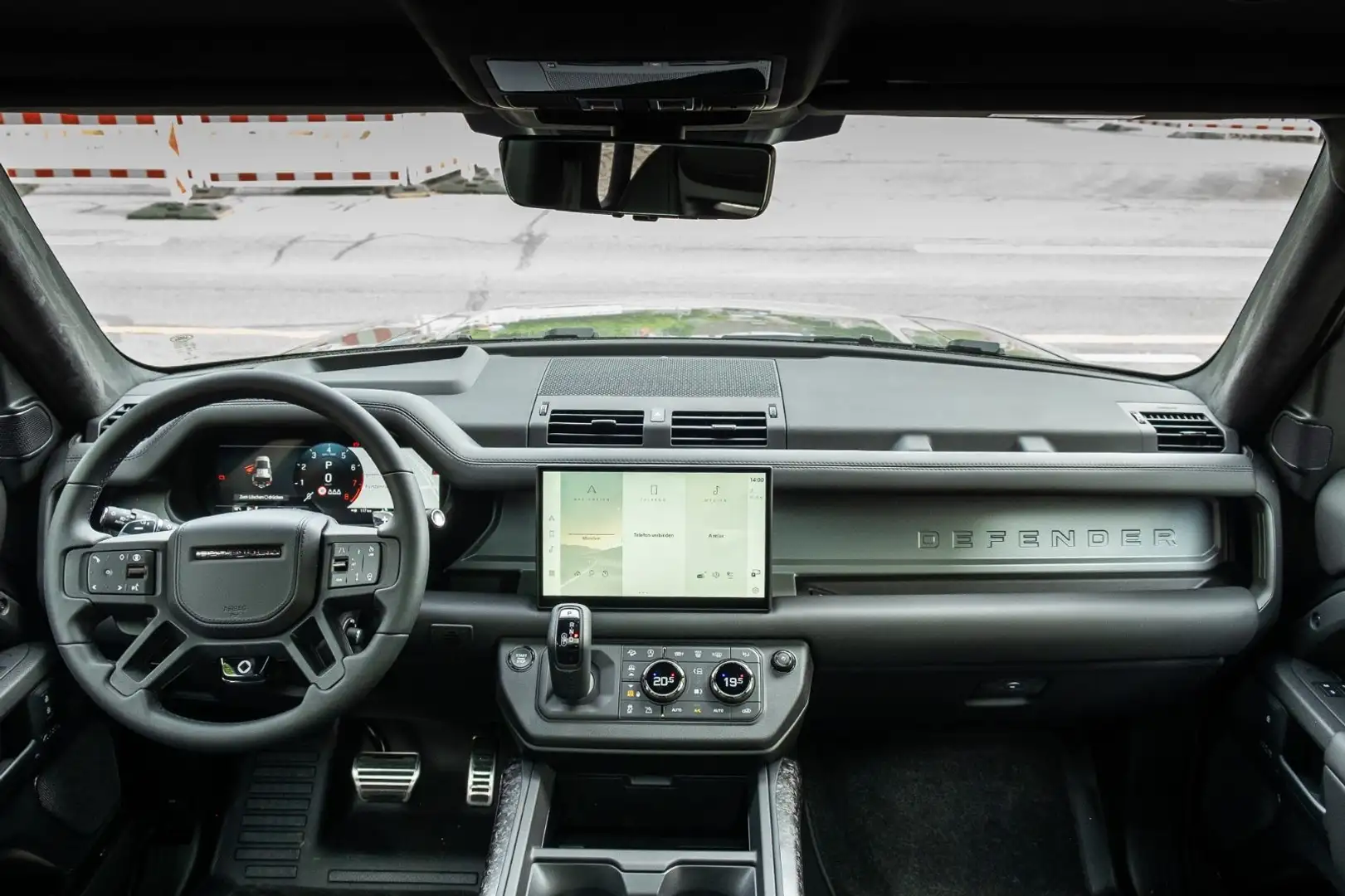 Land Rover Defender 4.4 P635 110 OCTA Edition One Grijs - 2