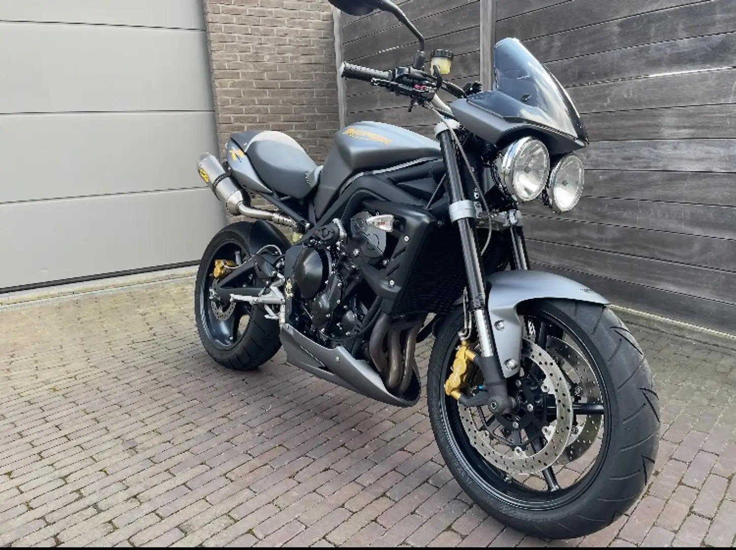 Triumph Street Triple R Šedá - 1