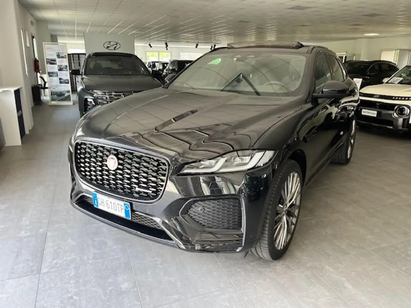 Jaguar F-Pace 2.0 250 CV AWD aut. R-Dynamic Black Černá - 1
