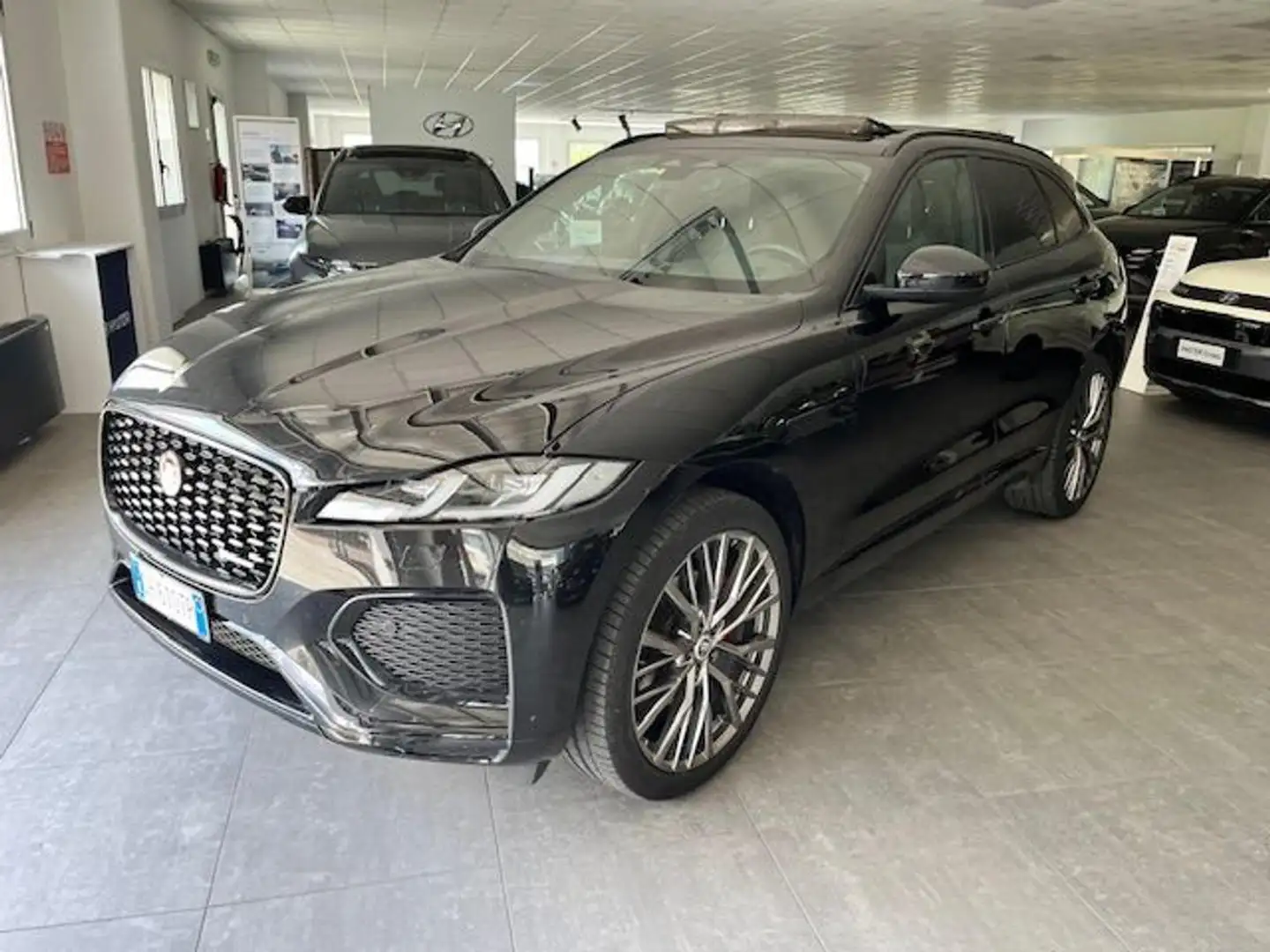 Jaguar F-Pace 2.0 250 CV AWD aut. R-Dynamic Black Černá - 2