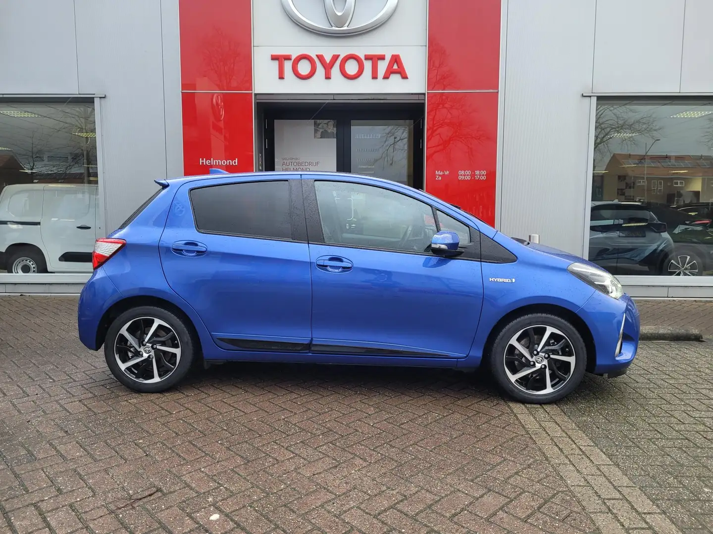 Toyota Yaris 1.5 Hybrid Premium | Mooi glazen Panoramadak | App Azul - 2
