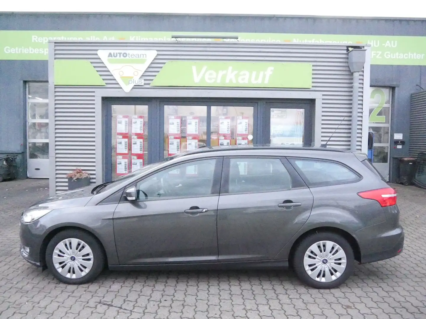 Ford Focus Trend *NAVI*Familien Fahrzeug* Gris - 2