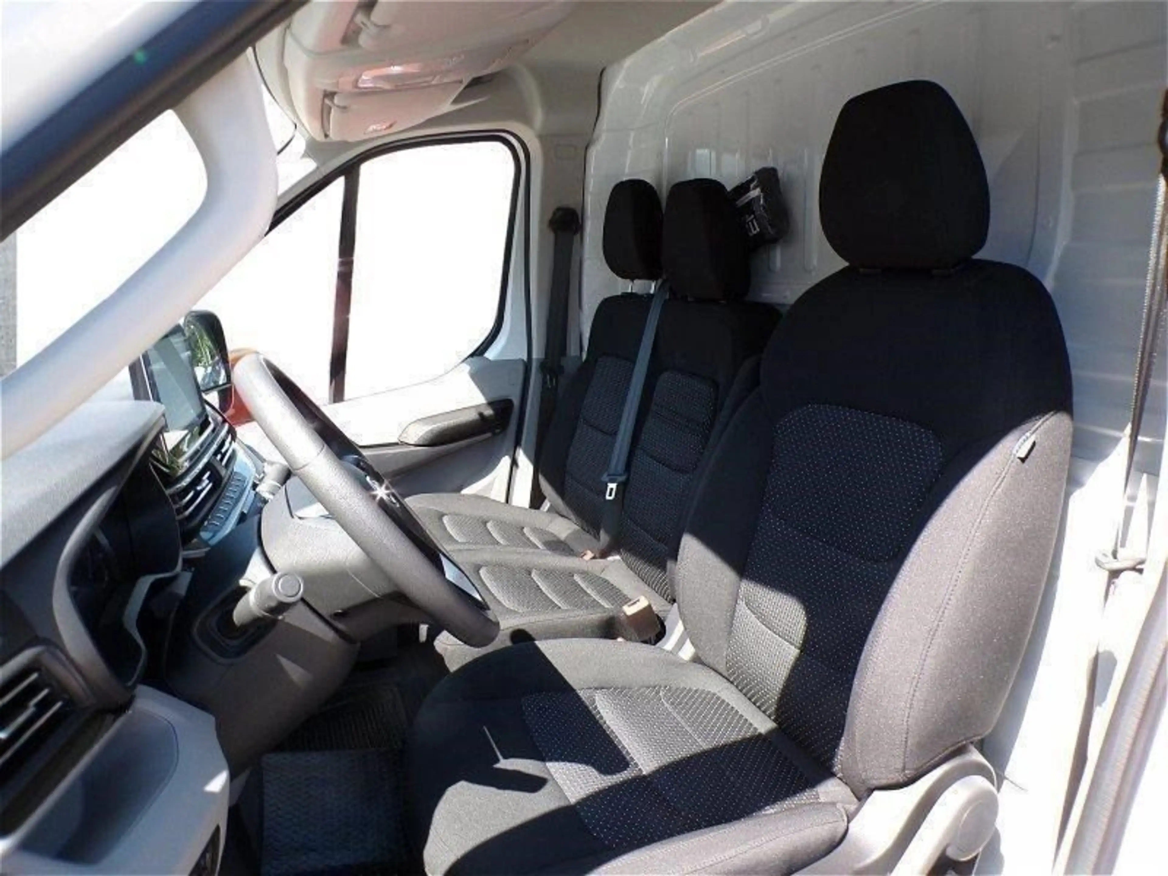 Maxus eDeliver 9 PAN VAN ELEC 72 AT FWD L3H2 N1 — photo 3