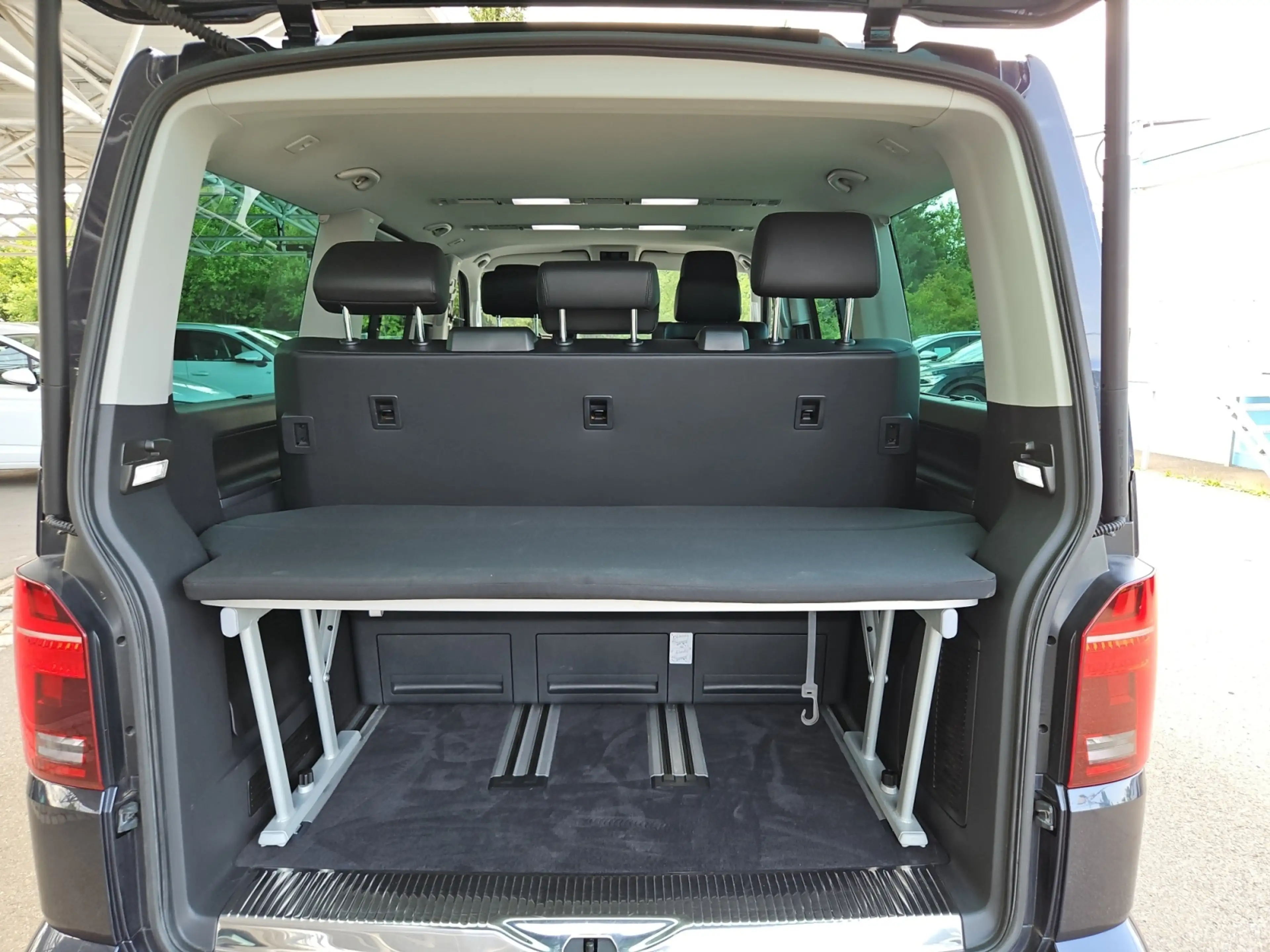 Volkswagen T6.1 Multivan 2,0 TDI DSG 4motion Highline — photo 11