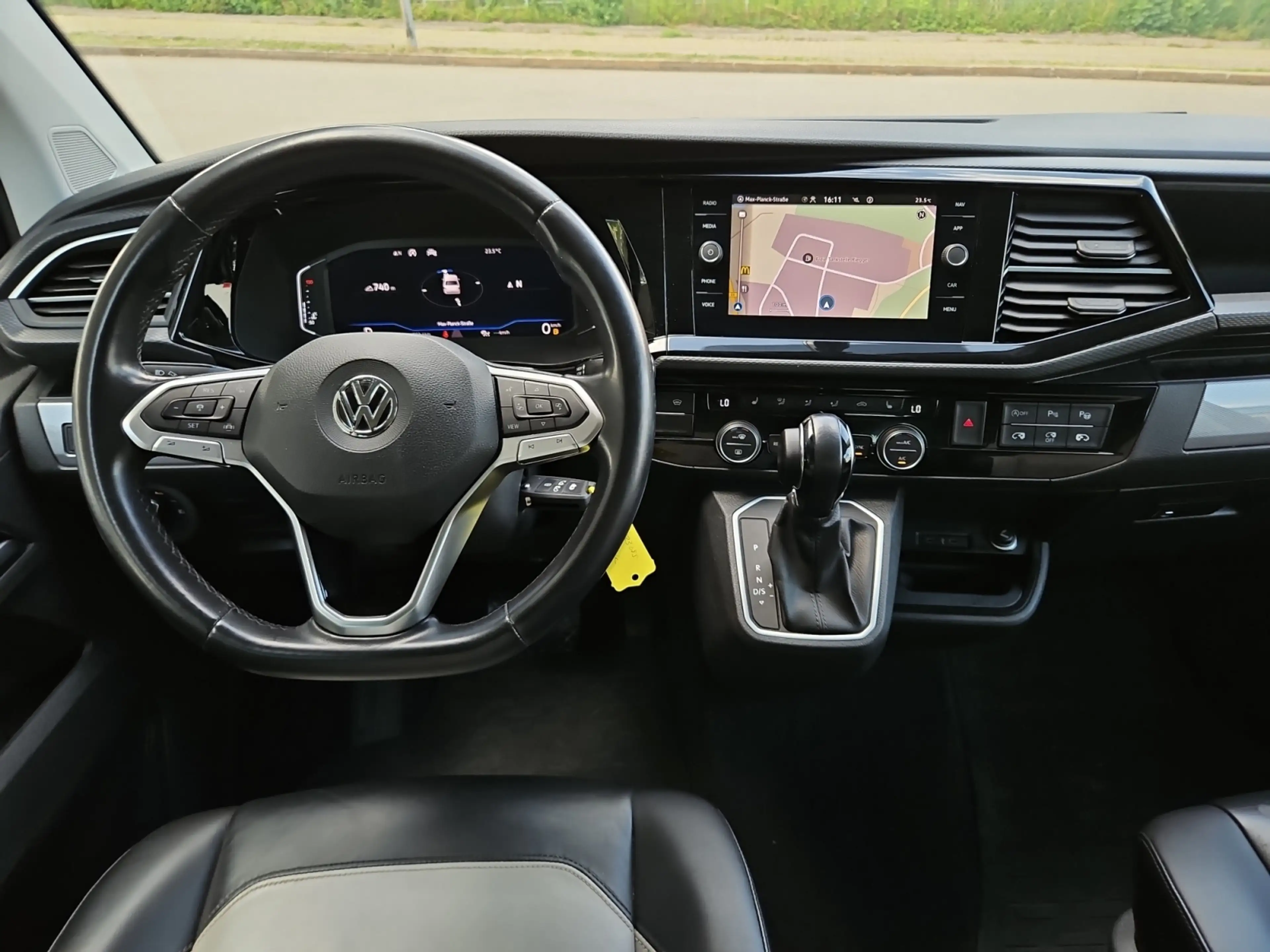 Volkswagen T6.1 Multivan 2,0 TDI DSG 4motion Highline — photo 10