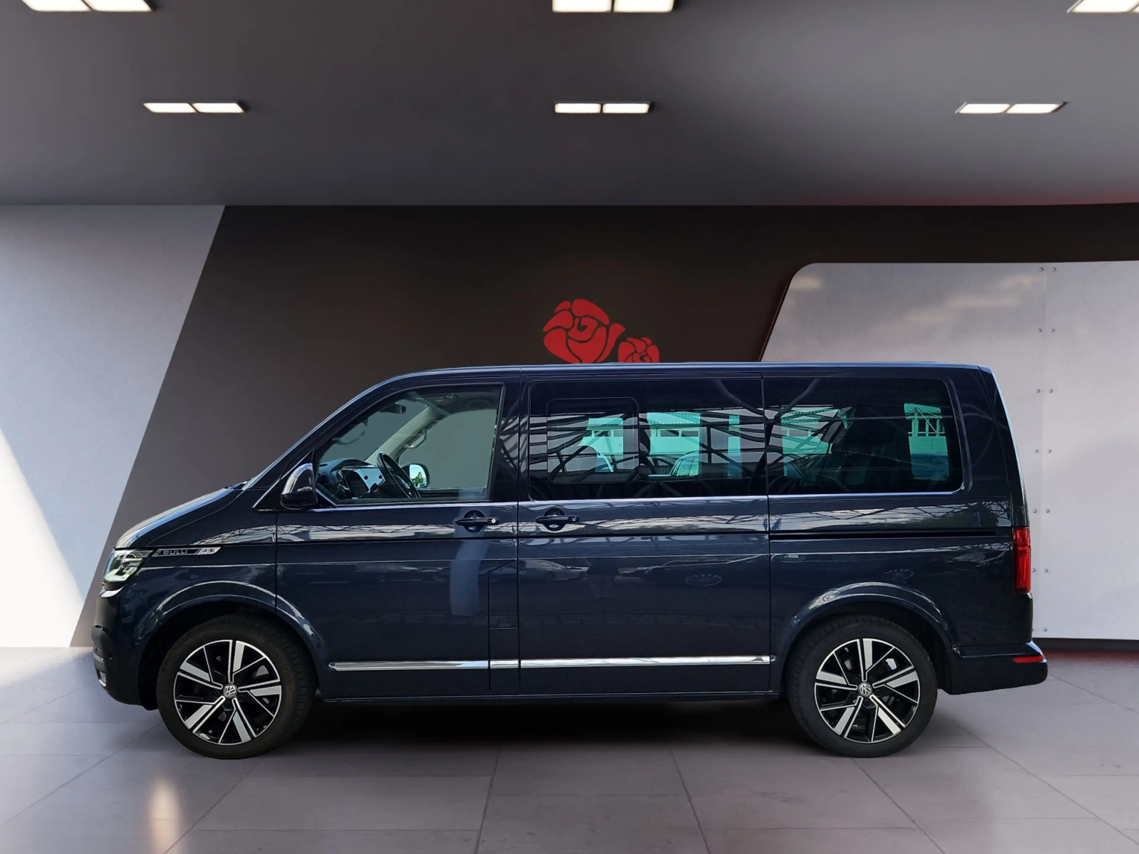 Volkswagen T6.1 Multivan 2,0 TDI DSG 4motion Highline — photo 3