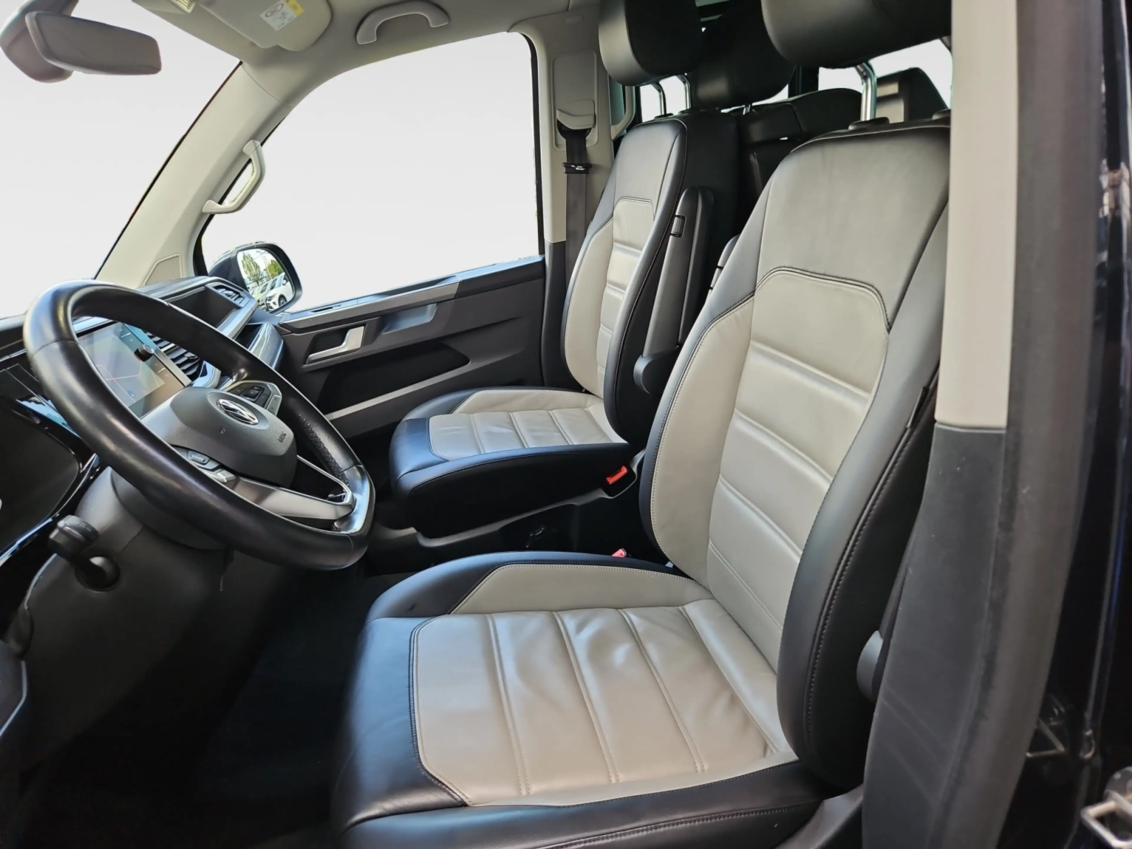 Volkswagen T6.1 Multivan 2,0 TDI DSG 4motion Highline — photo 8