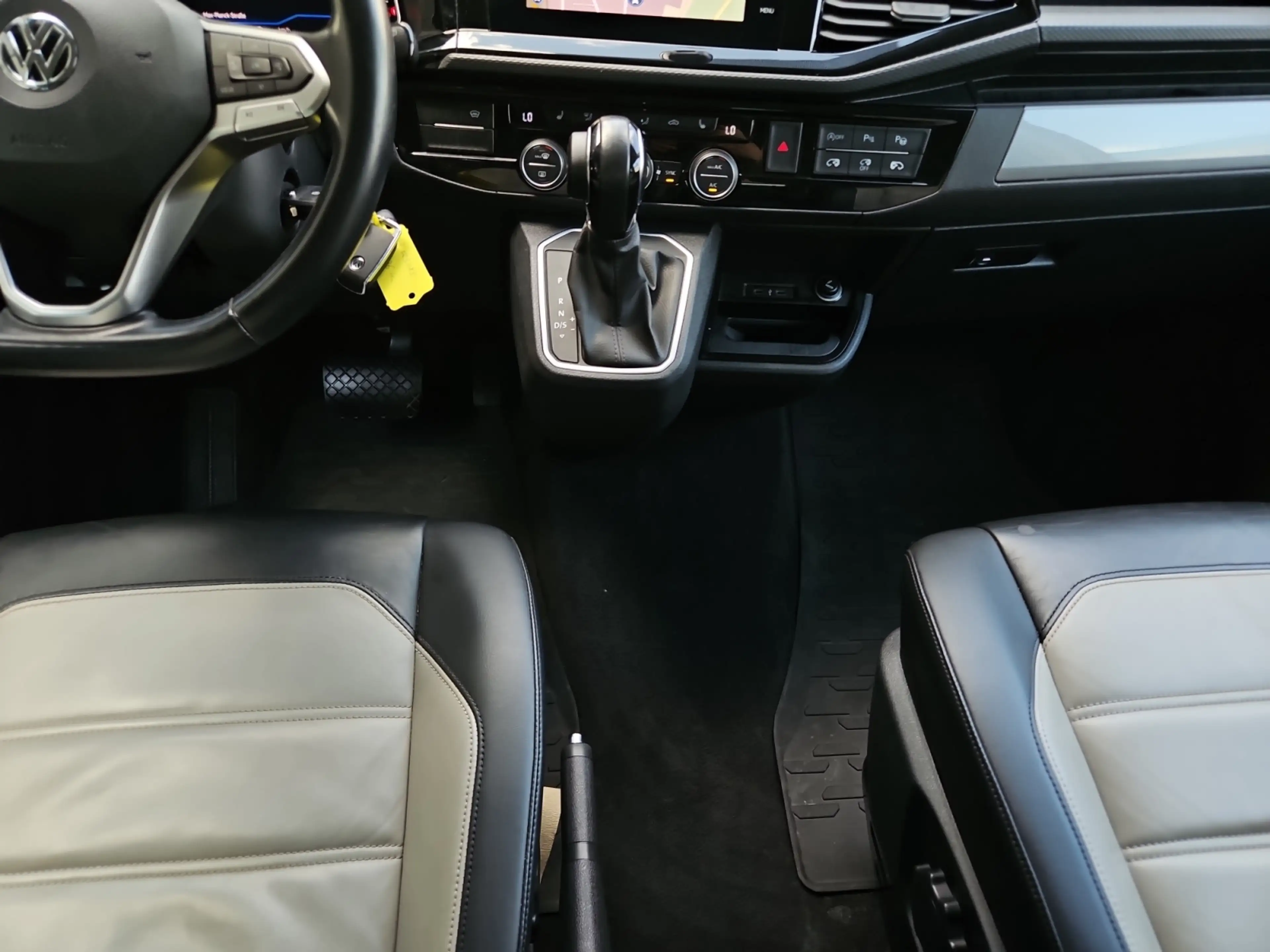 Volkswagen T6.1 Multivan 2,0 TDI DSG 4motion Highline — photo 15