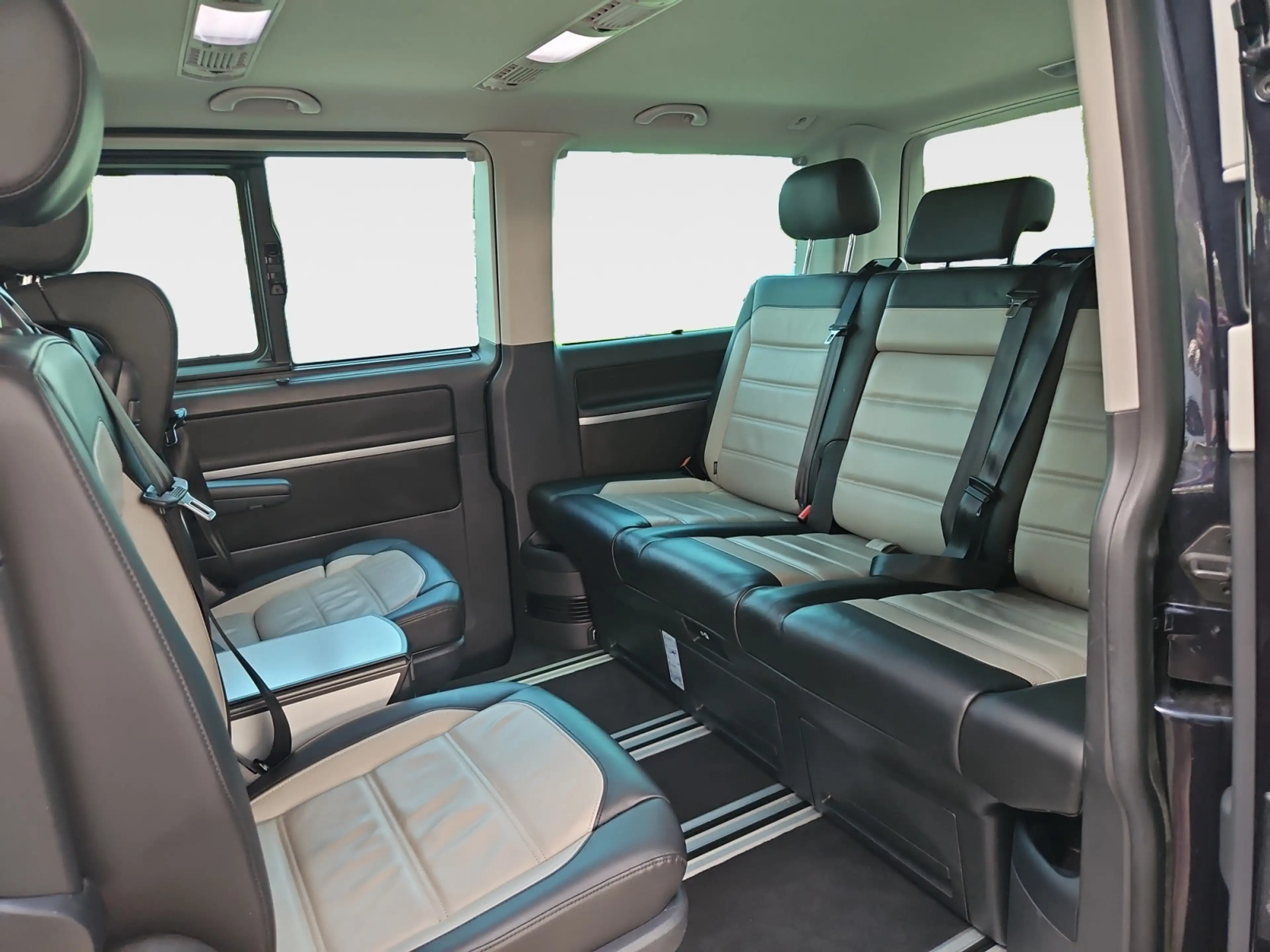 Volkswagen T6.1 Multivan 2,0 TDI DSG 4motion Highline — photo 9