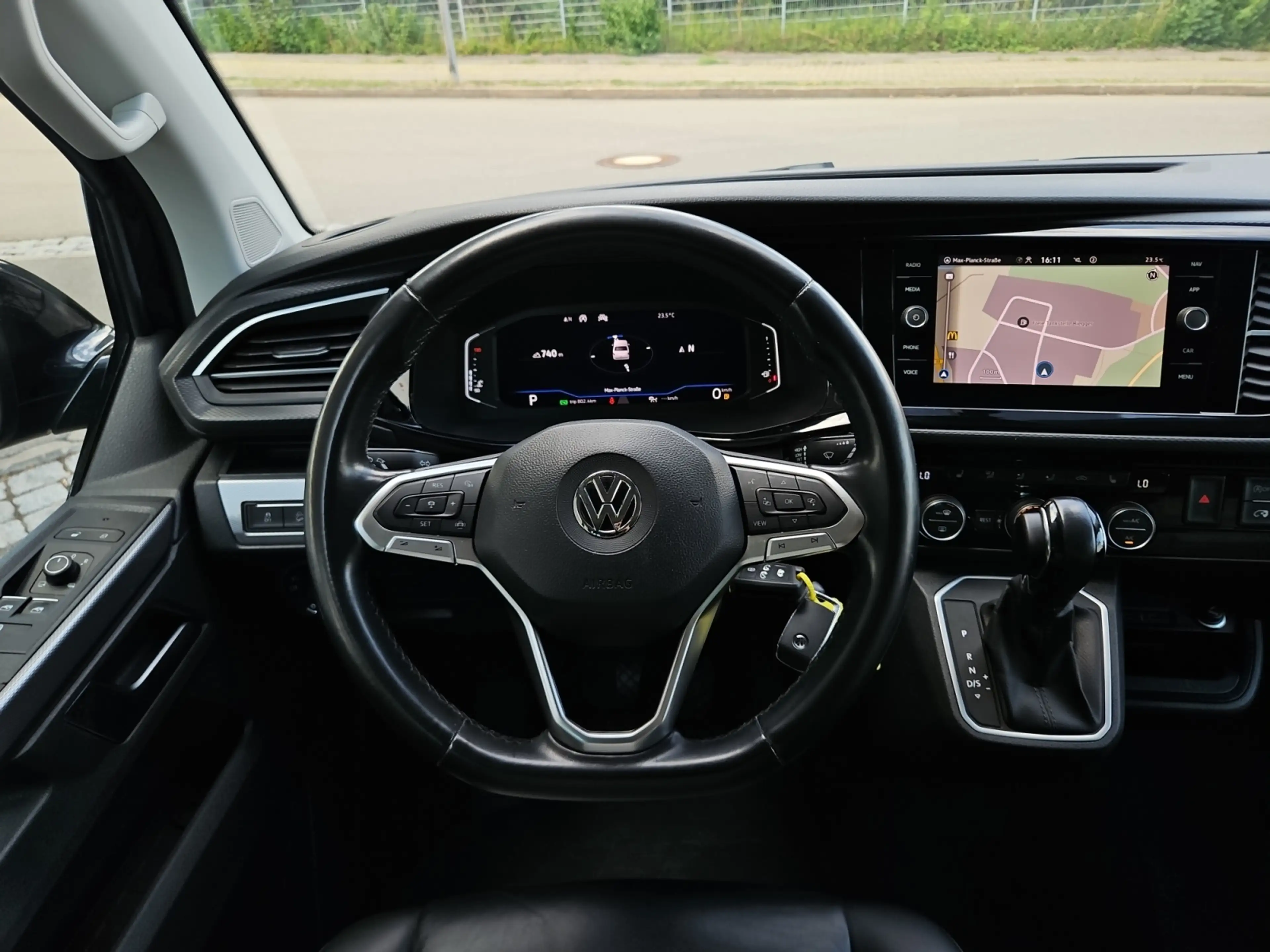Volkswagen T6.1 Multivan 2,0 TDI DSG 4motion Highline — photo 12