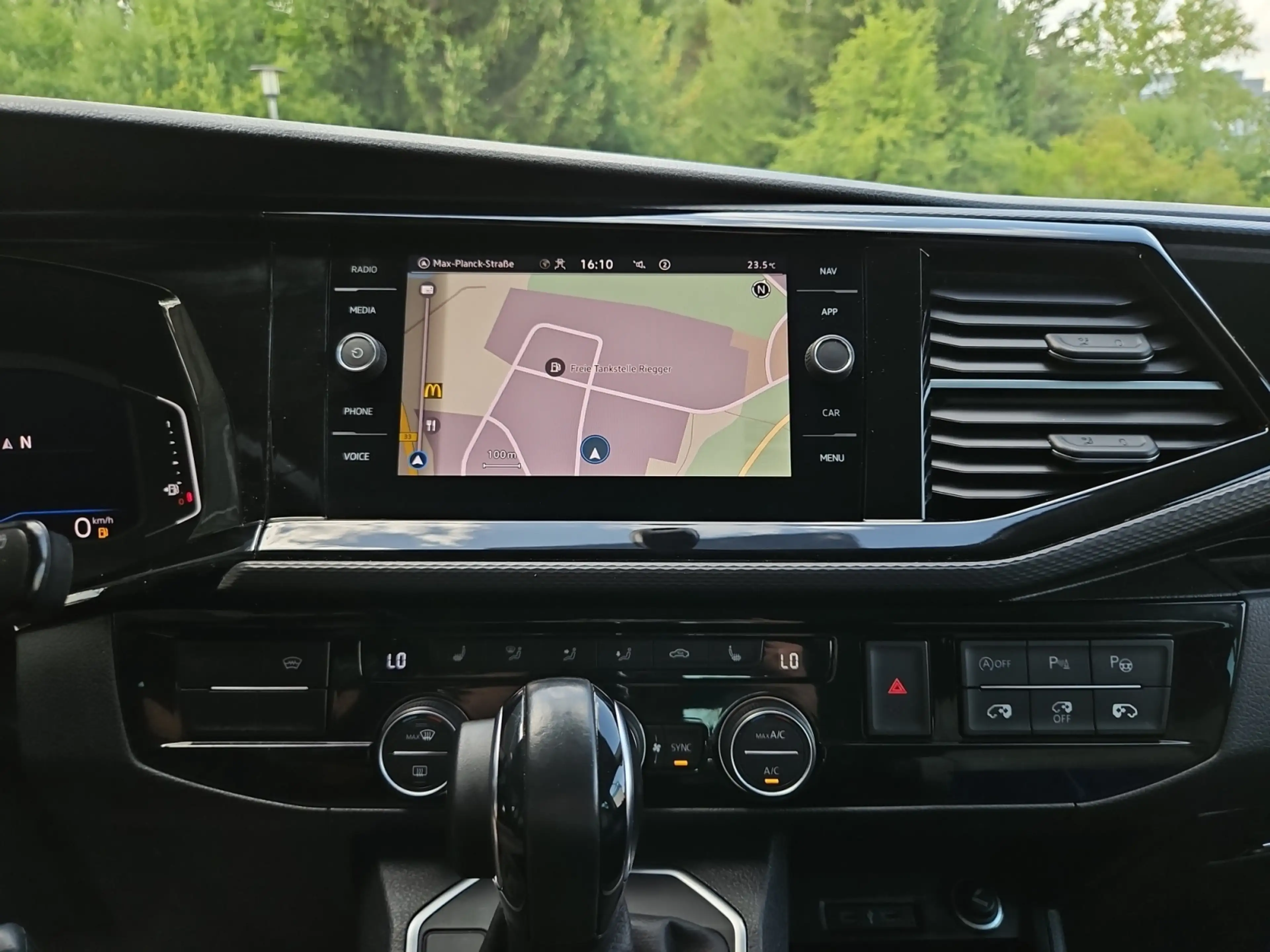 Volkswagen T6.1 Multivan 2,0 TDI DSG 4motion Highline — photo 14