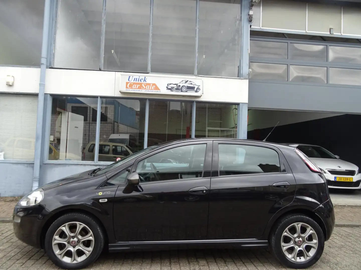 Fiat Punto Evo 0.9 TwinAir Young Zwart - 2