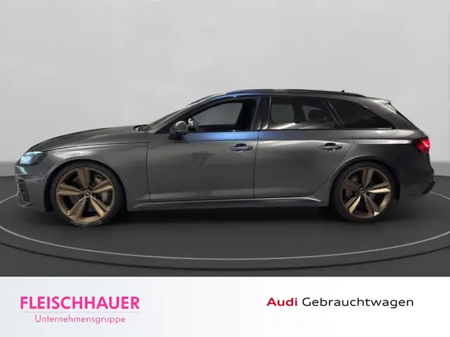 Audi RS4 Avant view 3