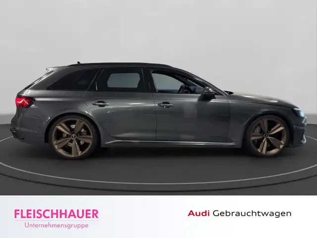 Audi RS4 Avant view 7