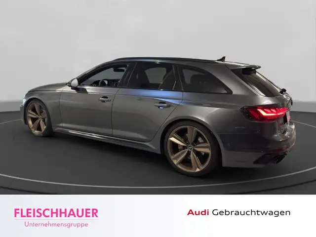 Audi RS4 Avant view 4