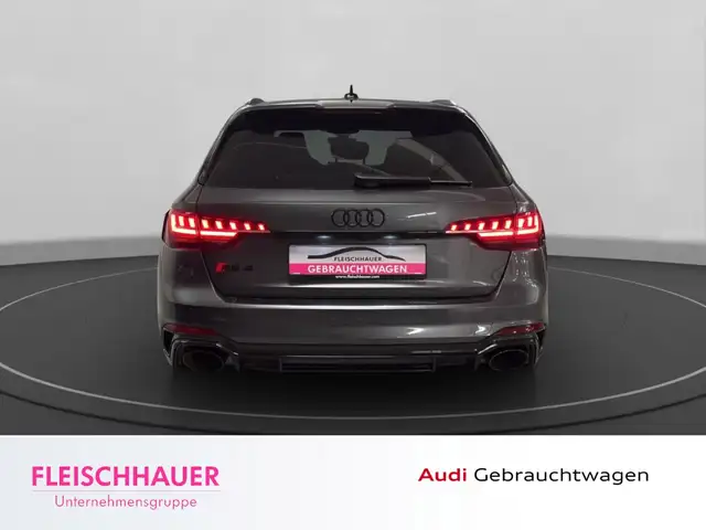 Audi RS4 Avant view 5