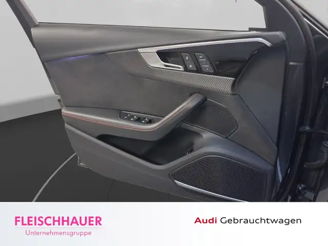 Audi RS4 Avant view 12