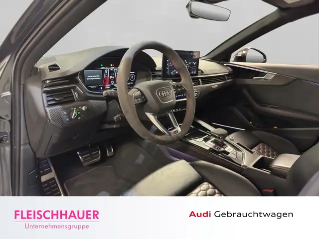 Audi RS4 Avant view 9