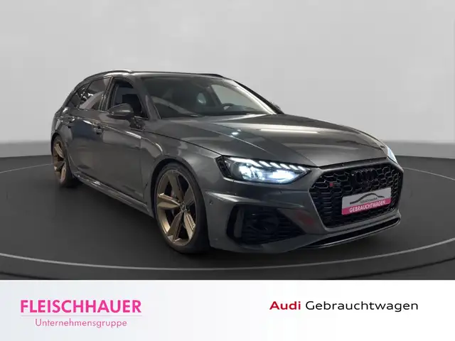 Audi RS4 Avant view 8