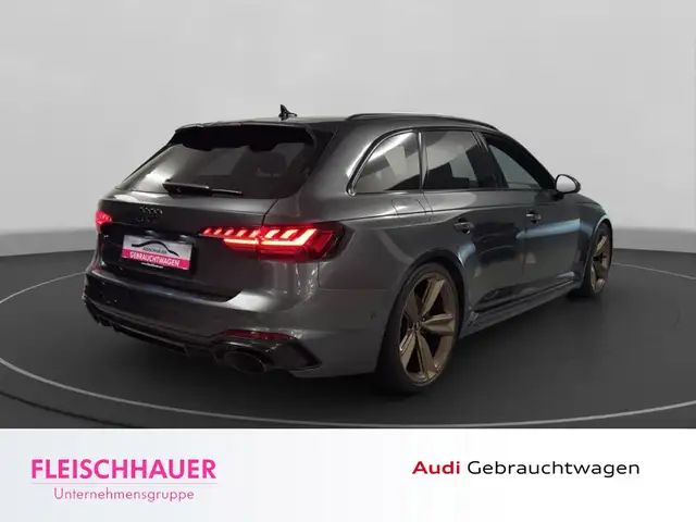 Audi RS4 Avant view 6