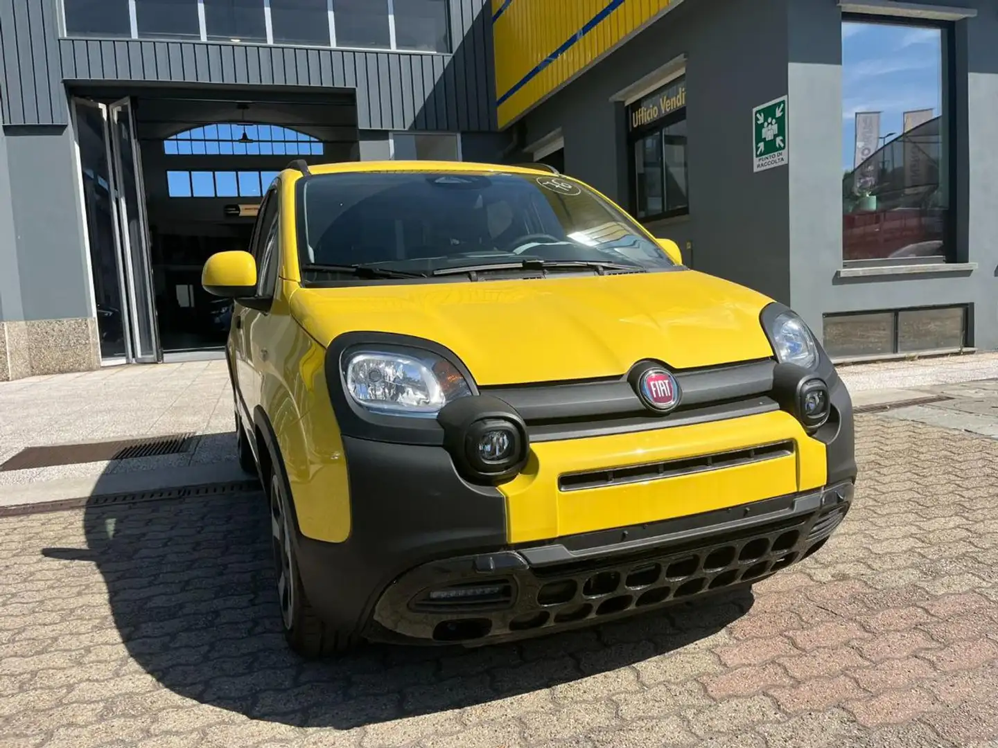 Fiat Panda 1.0 FireFly S&S Hybrid Pandina in pronta consegna Giallo - 2
