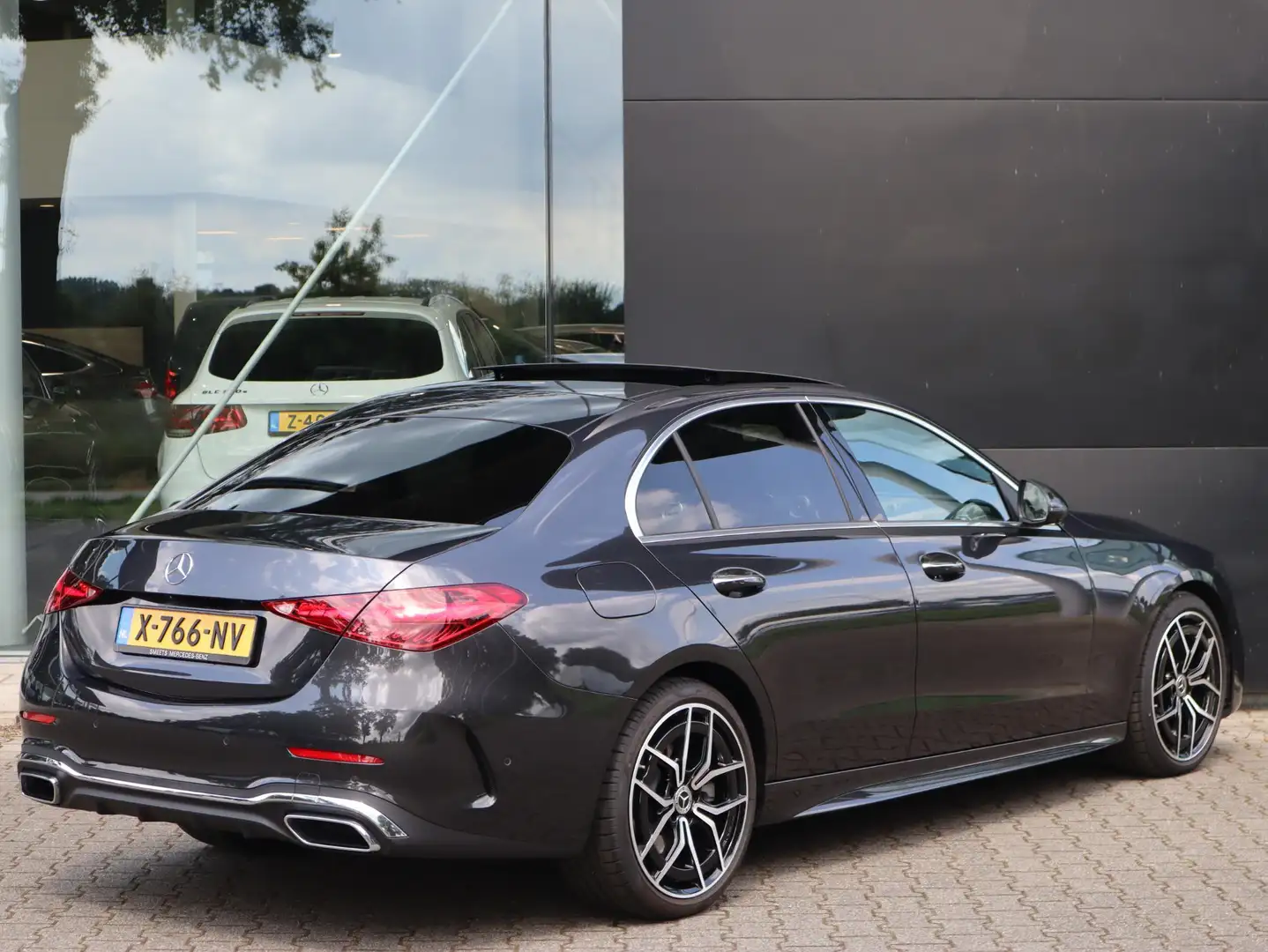 Mercedes-Benz C 200 AMG Line | Panoramadak | LED | Memory Seats | Navi Grijs - 2