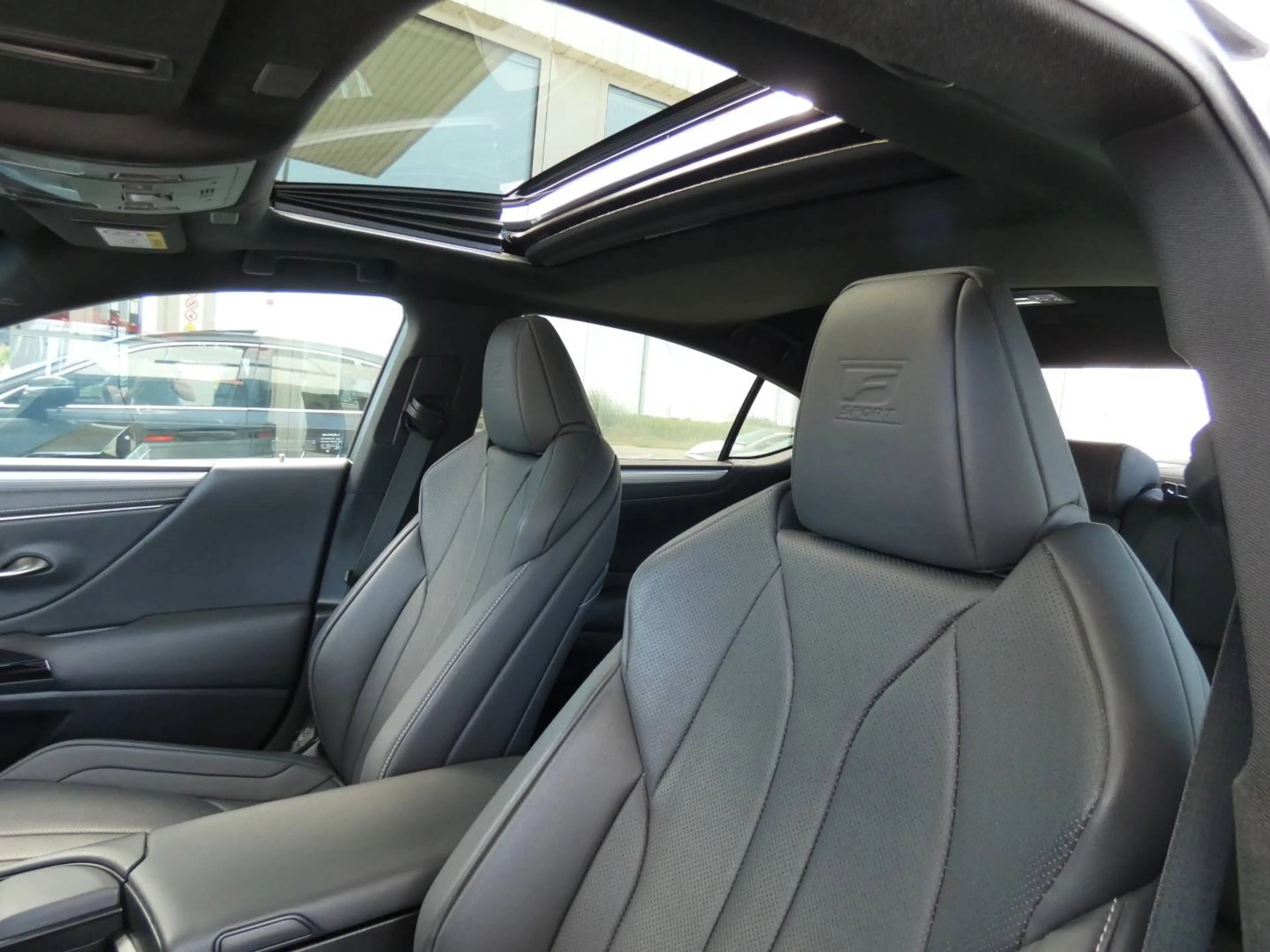 Lexus ES 300 F-SPORT LINE +Open dak +Mark levinson +360°Camera +LEDER +Head-up display +Elektrische koffer +Zetelmemory — photo 7