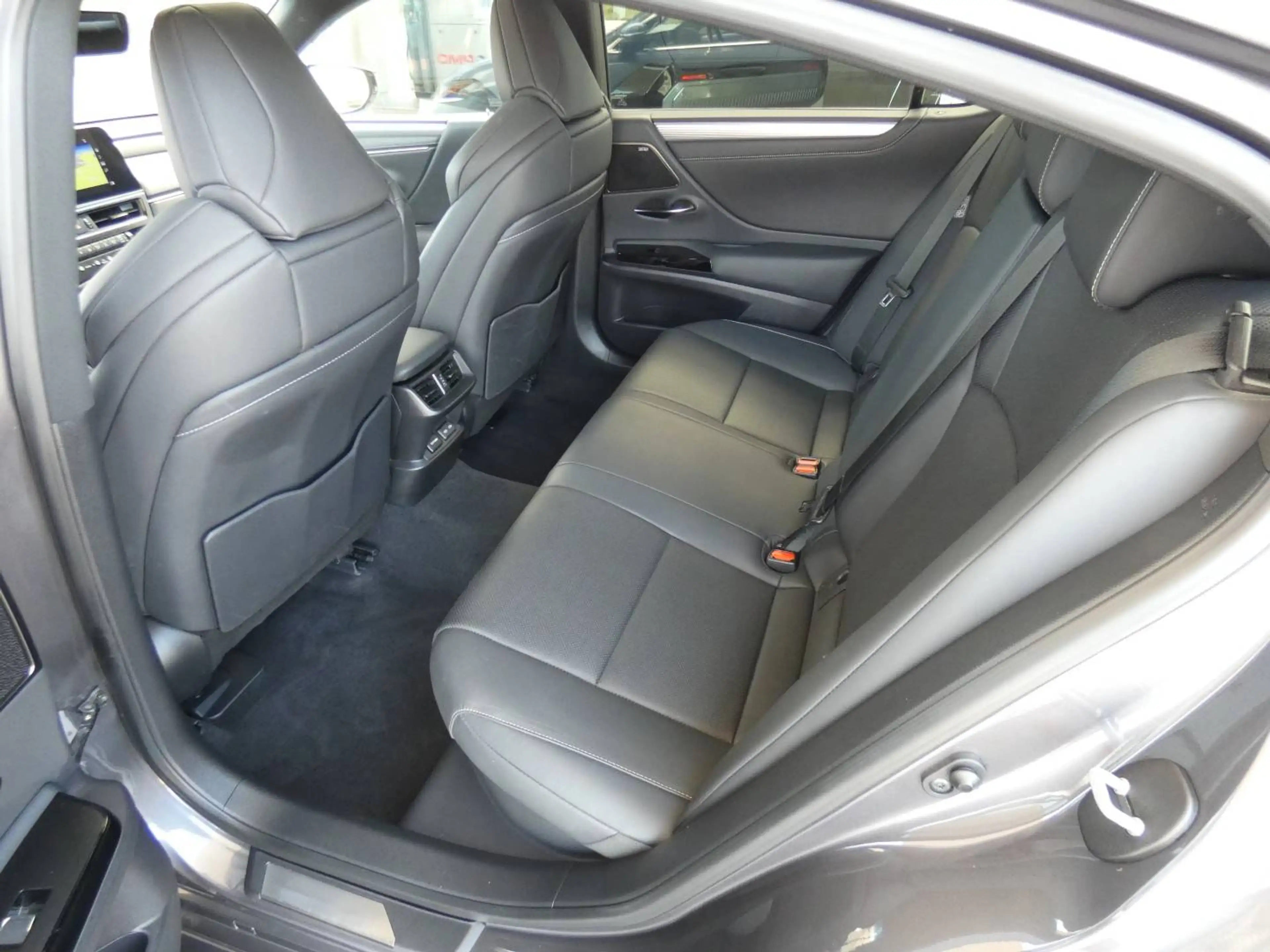 Lexus ES 300 F-SPORT LINE +Open dak +Mark levinson +360°Camera +LEDER +Head-up display +Elektrische koffer +Zetelmemory — photo 11