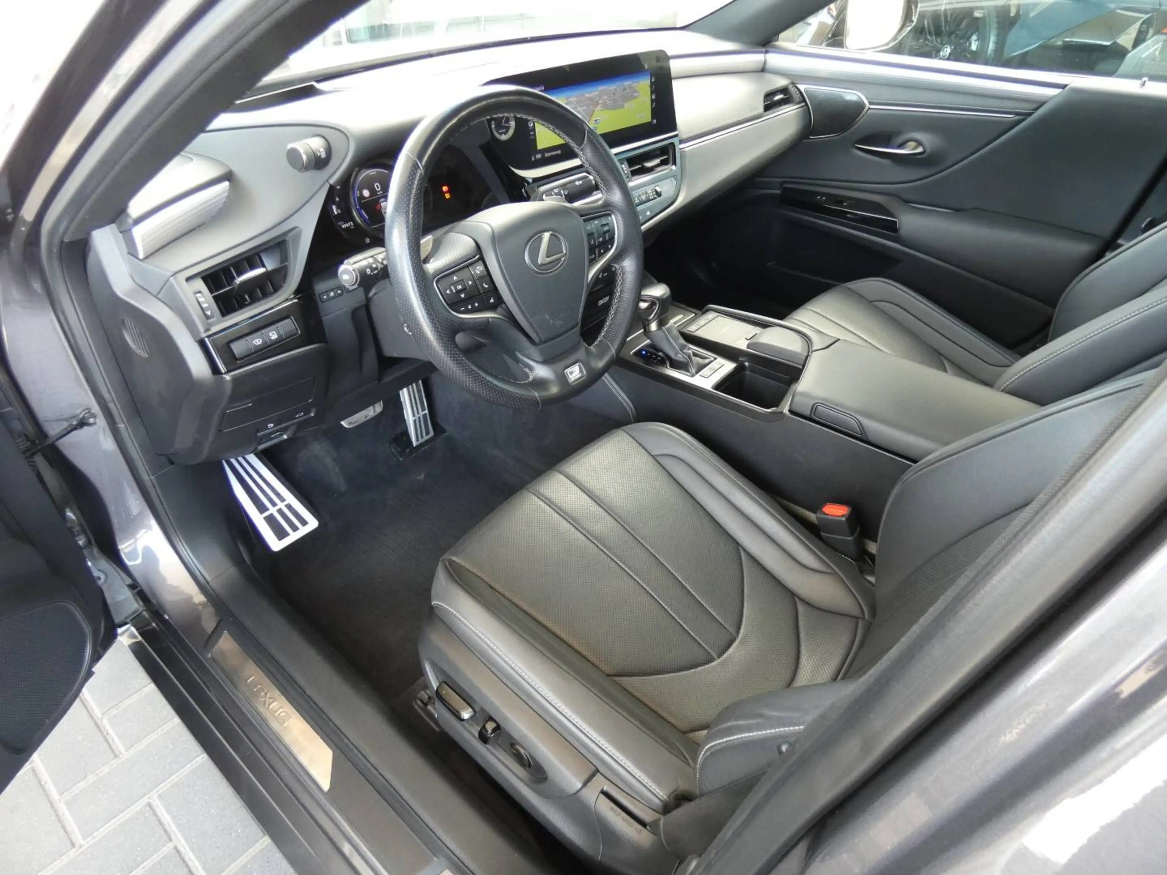 Lexus ES 300 F-SPORT LINE +Open dak +Mark levinson +360°Camera +LEDER +Head-up display +Elektrische koffer +Zetelmemory — photo 9