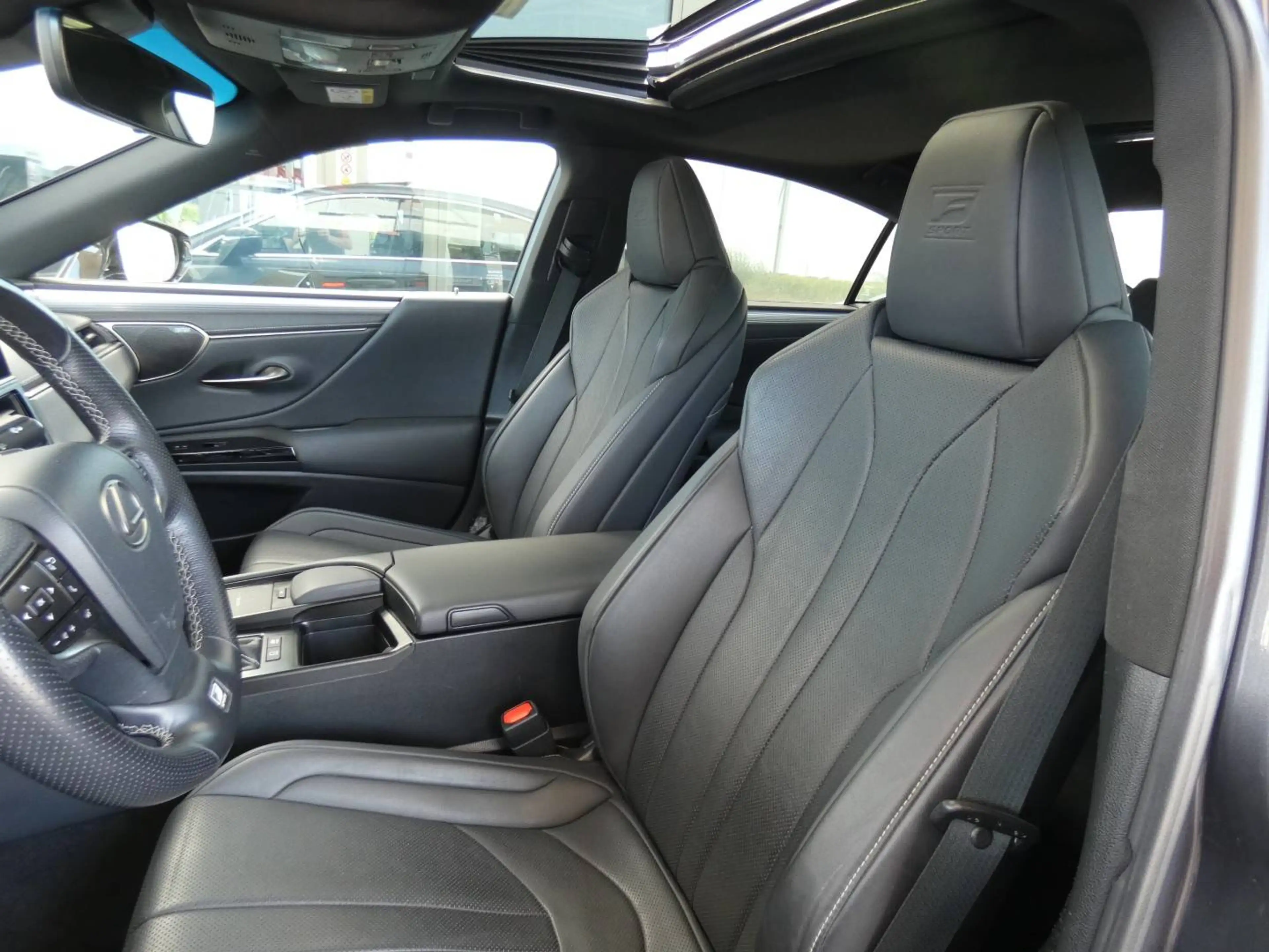 Lexus ES 300 F-SPORT LINE +Open dak +Mark levinson +360°Camera +LEDER +Head-up display +Elektrische koffer +Zetelmemory — photo 8