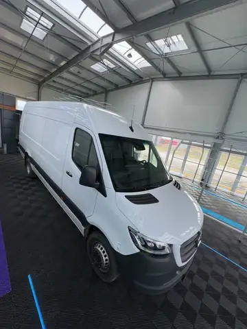 Mercedes-Benz Sprinter view 3
