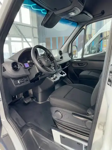 Mercedes-Benz Sprinter view 4