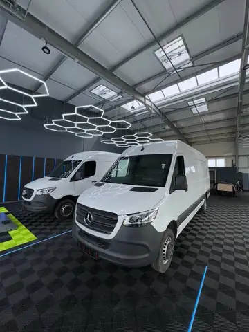 Mercedes-Benz Sprinter view 2