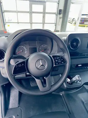 Mercedes-Benz Sprinter view 5