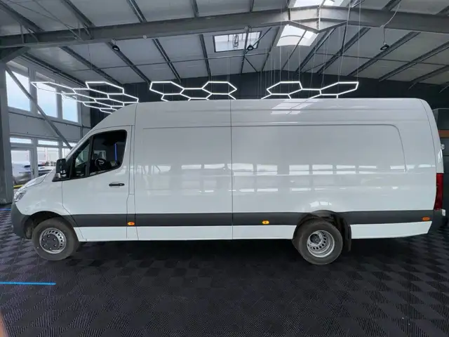 Mercedes-Benz Sprinter main image