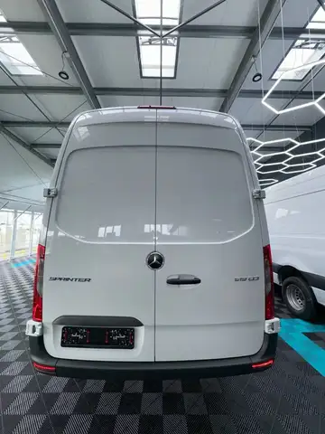 Mercedes-Benz Sprinter view 7