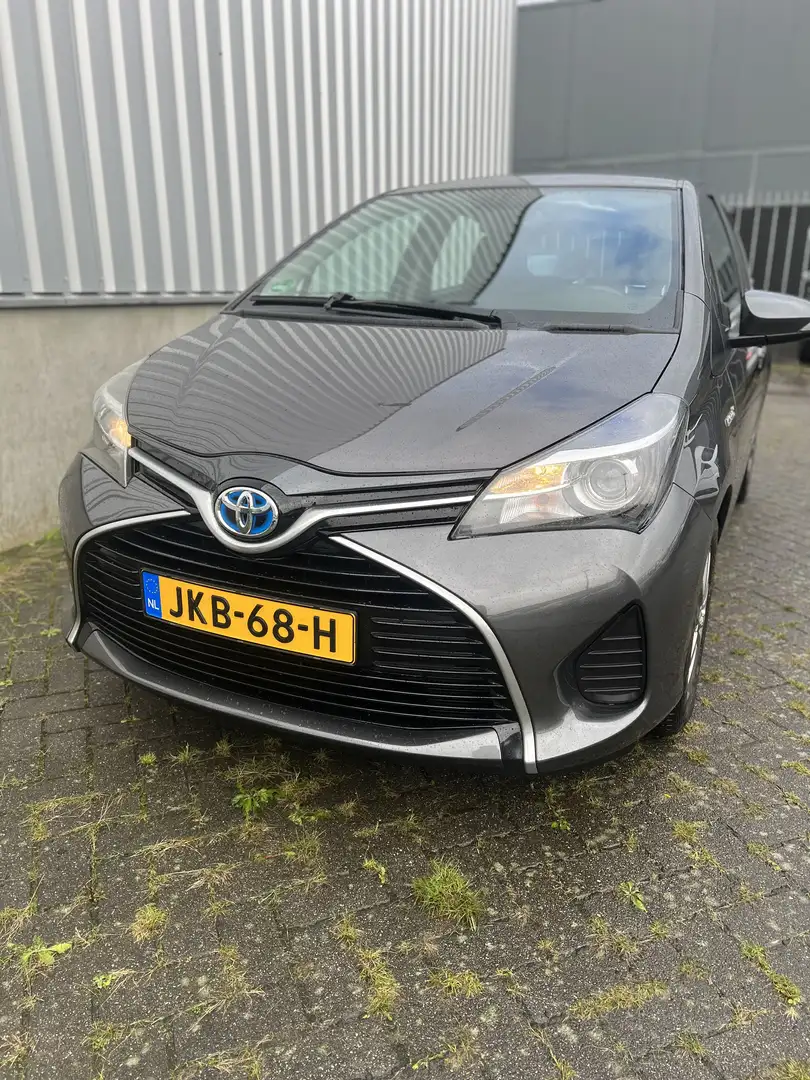 Toyota Yaris 1.5 Aspirat.hybrid Grijs - 1
