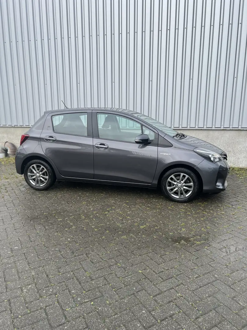 Toyota Yaris 1.5 Aspirat.hybrid Grijs - 2