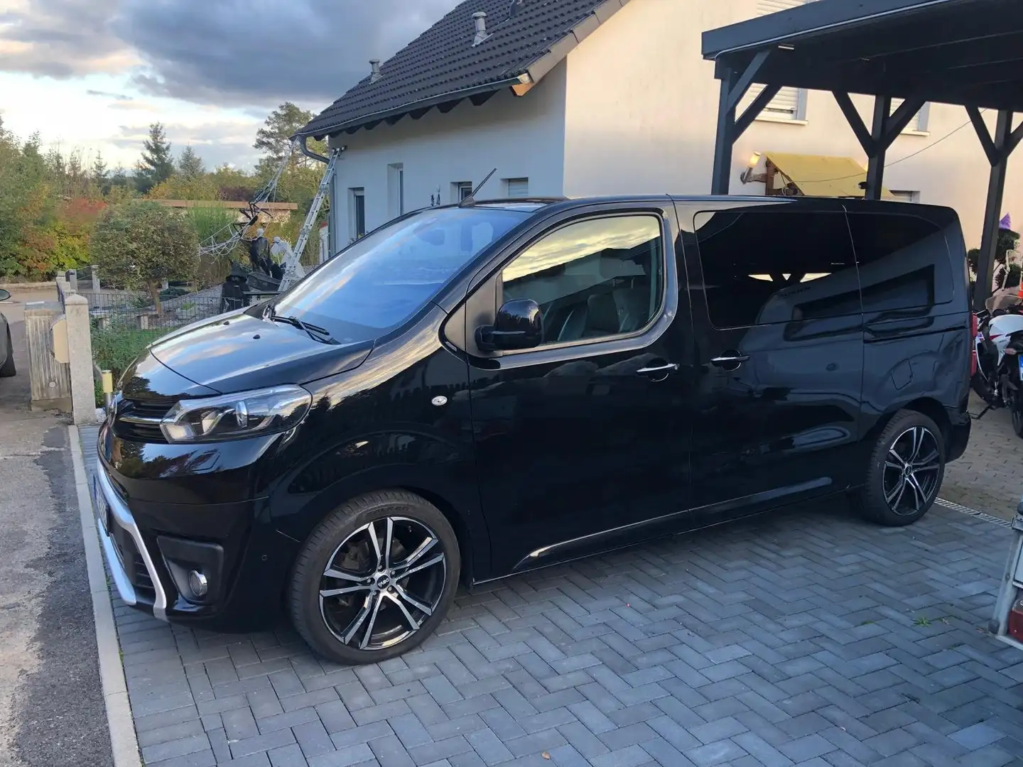 Toyota Verso Verso 2.2 D-4D Automatik 5-Sitzer Executive Schwarz - 1