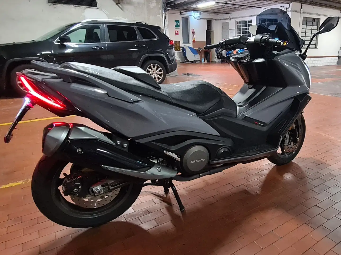 Kymco AK 550 Grey - 1