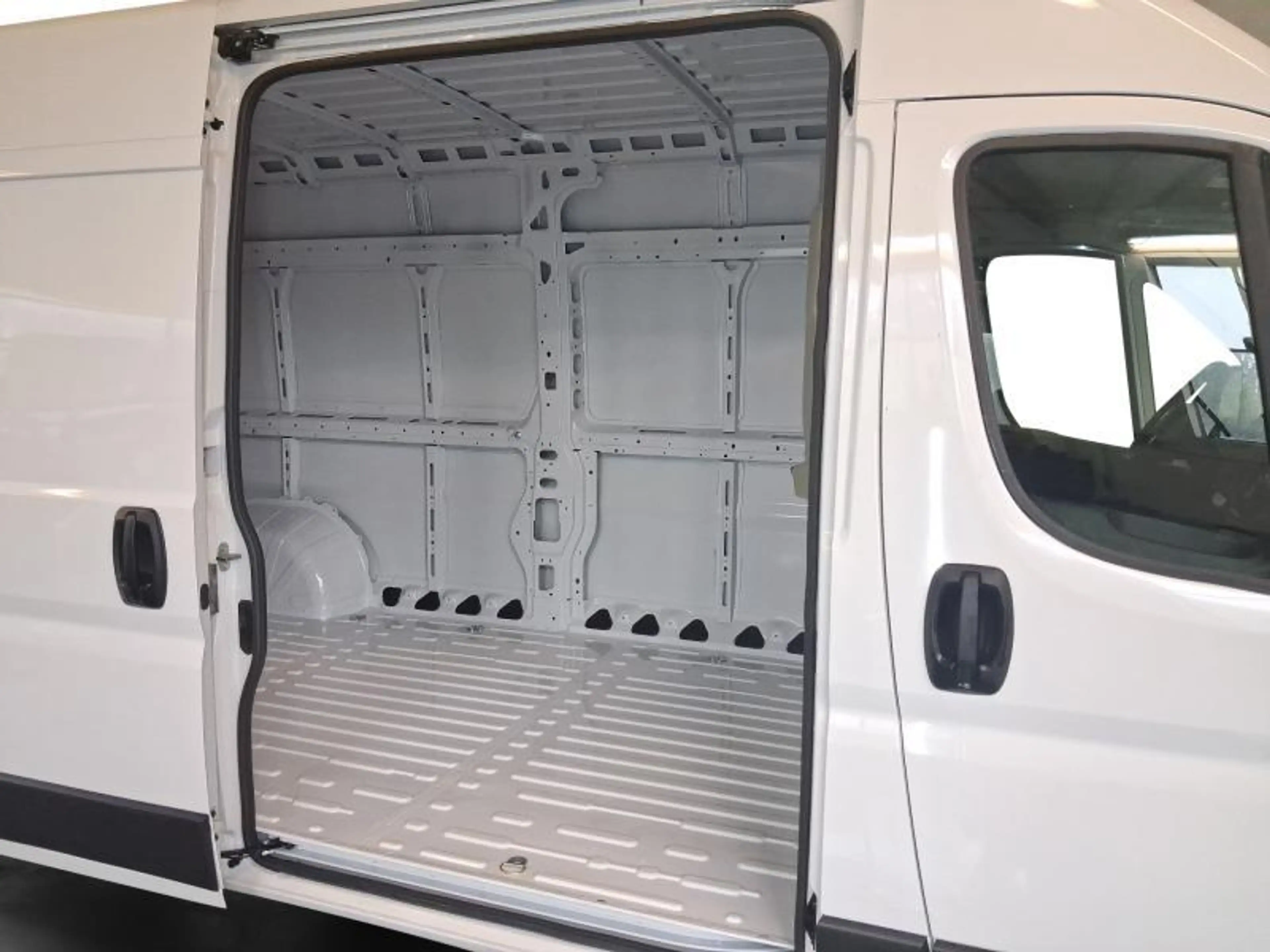 Opel Movano L3H2 — photo 12