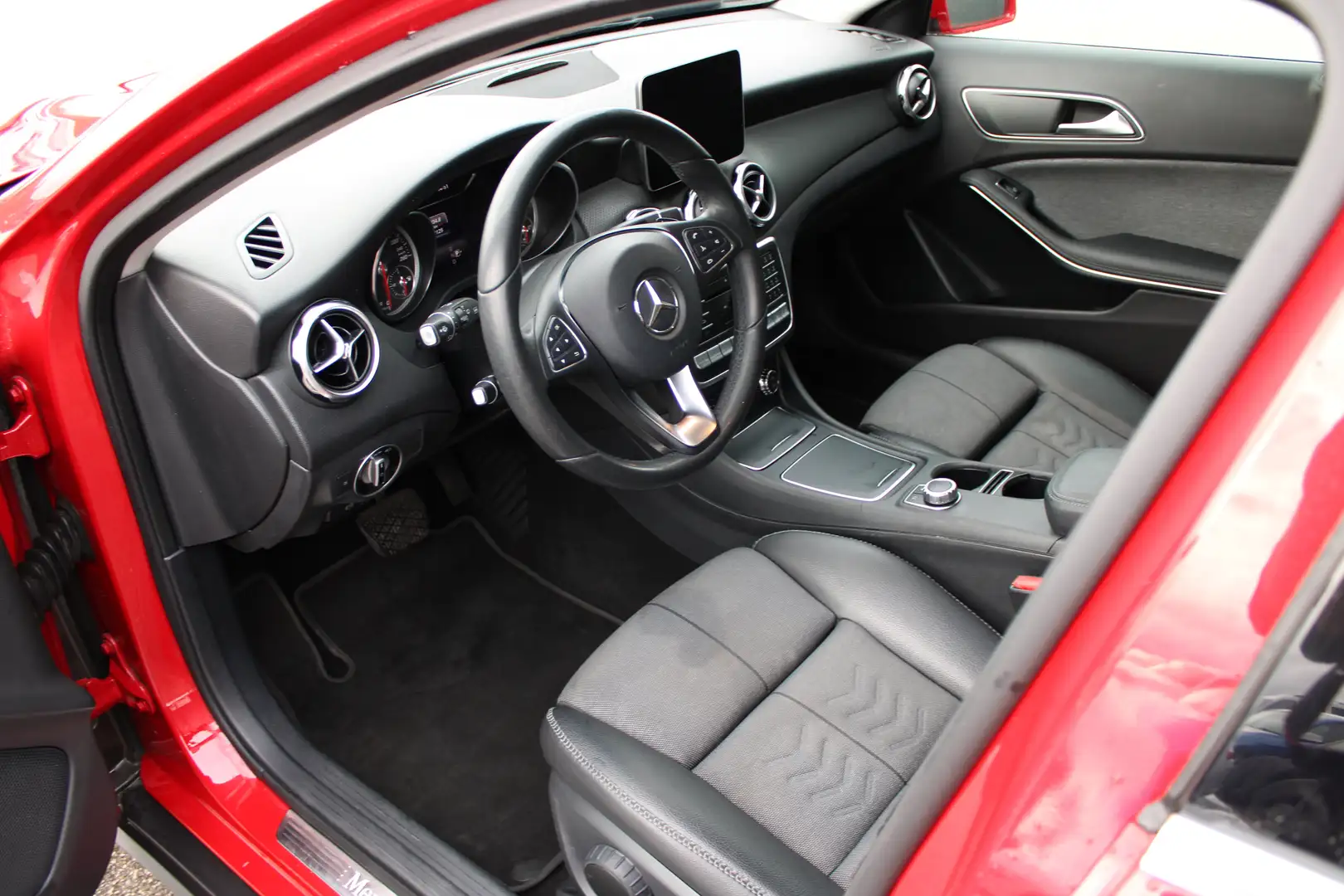Mercedes-Benz GLA 200 GLA 200 d Aut.*Navi*Led* Rot - 2