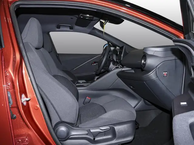 Toyota C-HR view 6