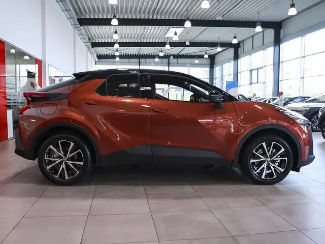 Toyota C-HR view 3