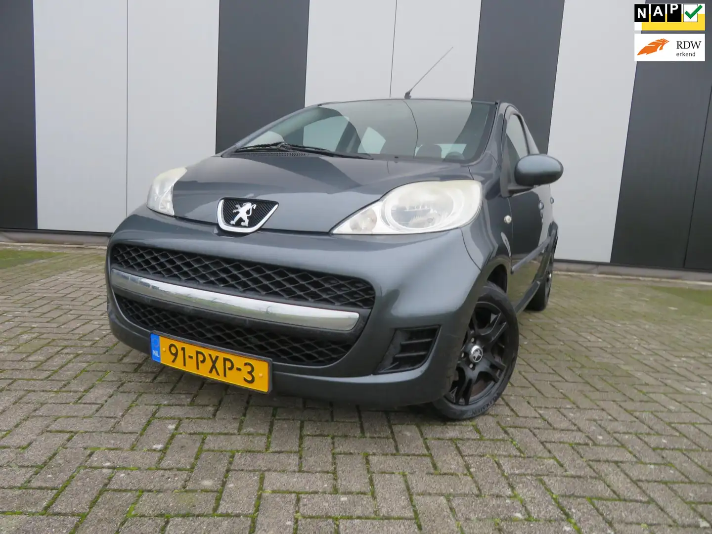 Peugeot 107 1.0-12V Millesim 200 Grau - 1