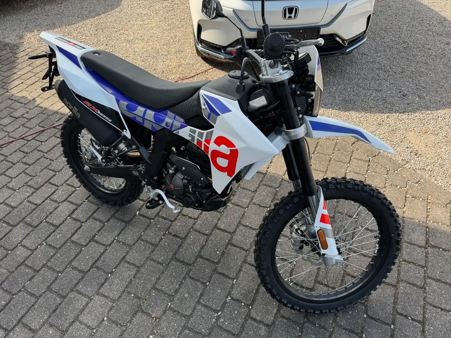 Aprilia RX 125 E5+ White MY25 NEU sofort Bílá - 2
